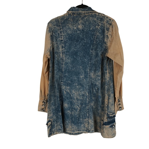 One of a kind Boutique find! Embellished button and pocketed button down! Size L - Picture 3 of 8